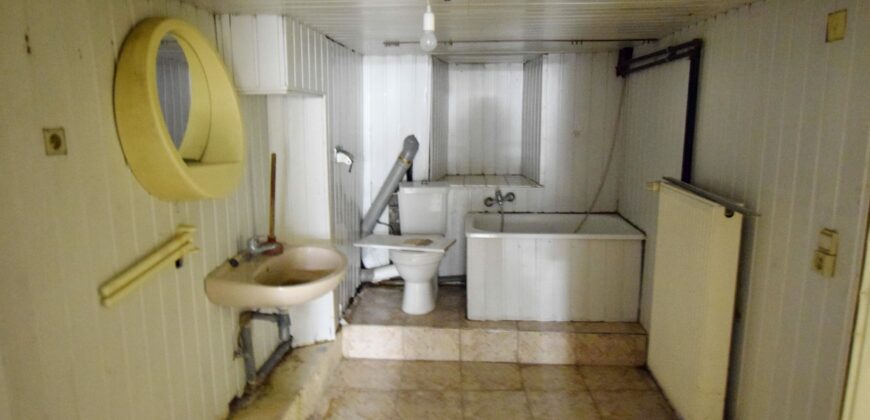 Gare de Schaerbeek Immeuble mixte de rapport rez commerce , 1er une chambre, 2eme et 3ème: 3 chambres