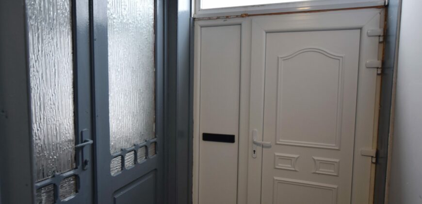 Gare de Schaerbeek Immeuble mixte de rapport rez commerce , 1er une chambre, 2eme et 3ème: 3 chambres
