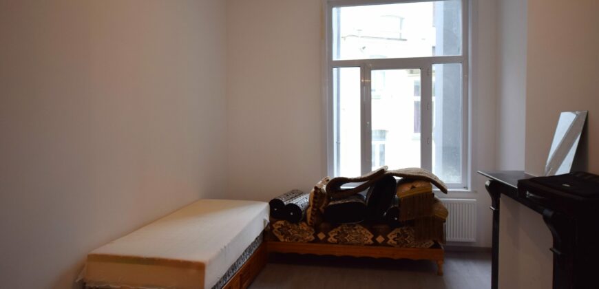 Gare de Schaerbeek Immeuble mixte de rapport rez commerce , 1er une chambre, 2eme et 3ème: 3 chambres