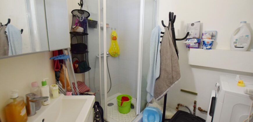 1 chambre de 59m2 petite copropriété à côté du métro Hankar et proche des grands axes routiers