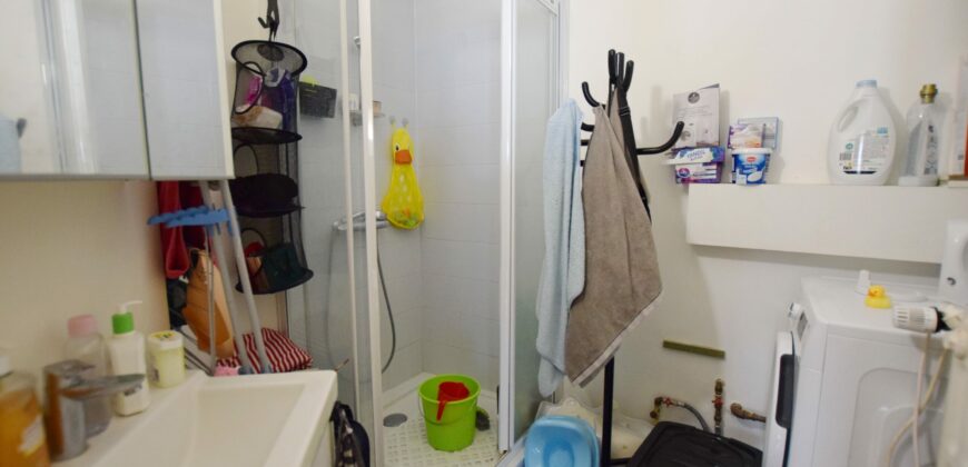 1 chambre de 59m2 petite copropriété à côté du métro Hankar et proche des grands axes routiers