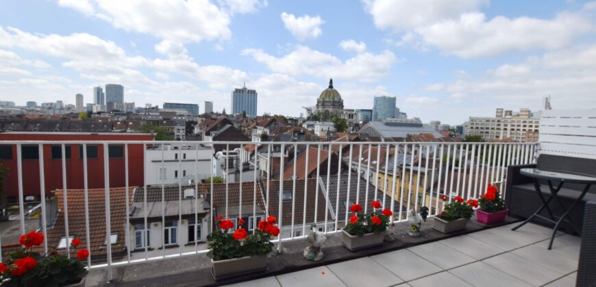 Licht appartement van 66 m² met prachtig terras met uitzicht over de stad.