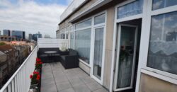 Licht appartement van 66 m² met prachtig terras met uitzicht over de stad.