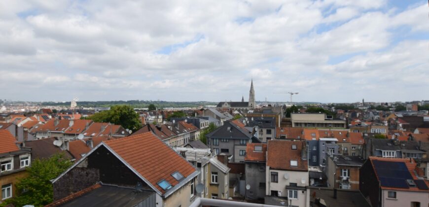 Licht appartement van 66 m² met prachtig terras met uitzicht over de stad.