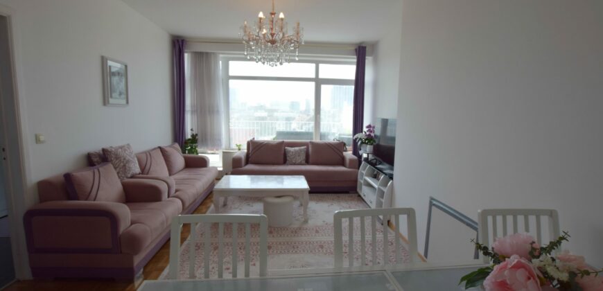 Licht appartement van 66 m² met prachtig terras met uitzicht over de stad.