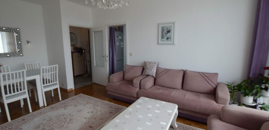 Licht appartement van 66 m² met prachtig terras met uitzicht over de stad.