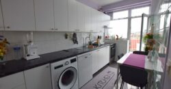 Licht appartement van 66 m² met prachtig terras met uitzicht over de stad.