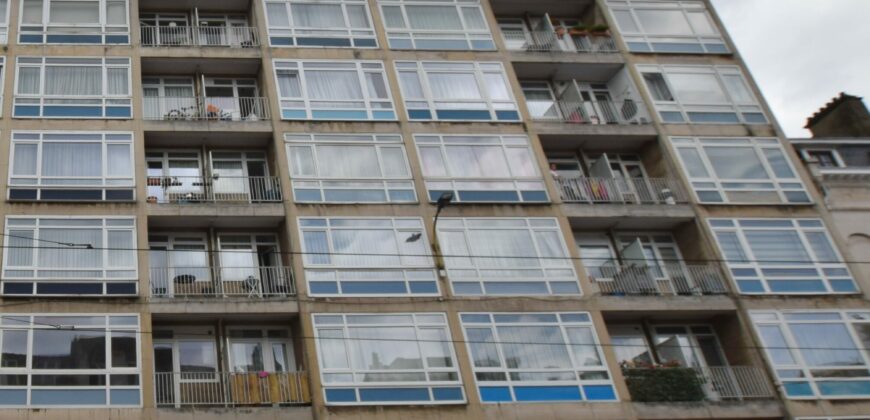 Licht appartement van 66 m² met prachtig terras met uitzicht over de stad.