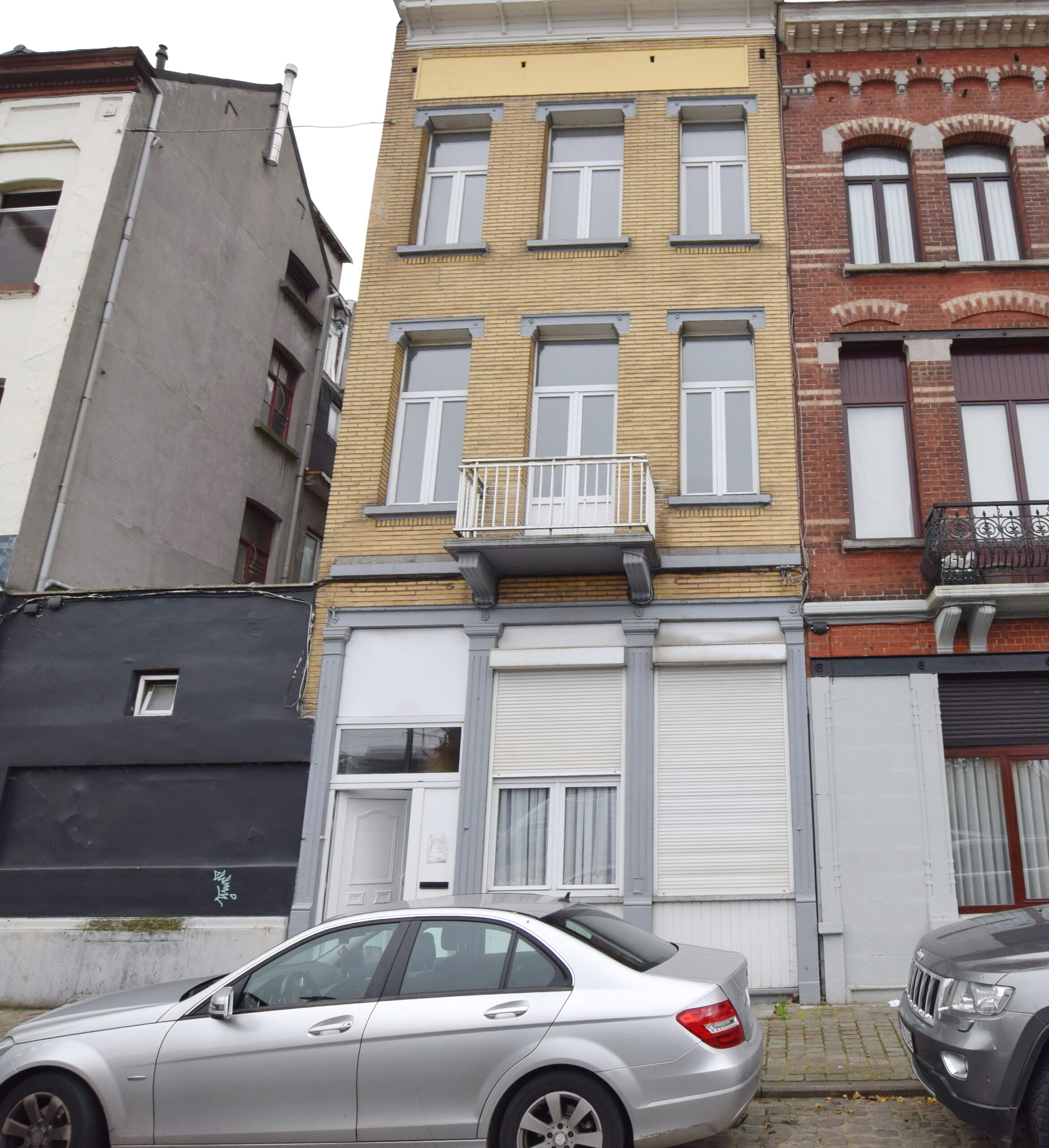 Gare de Schaerbeek Immeuble mixte de rapport rez commerce , 1er une chambre, 2eme et 3ème: 3 chambres